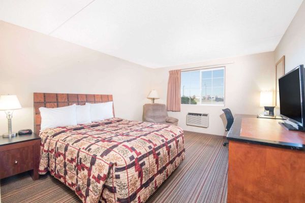 KNIGHTS INN AND SUITES GRAND F (Grand Forks)